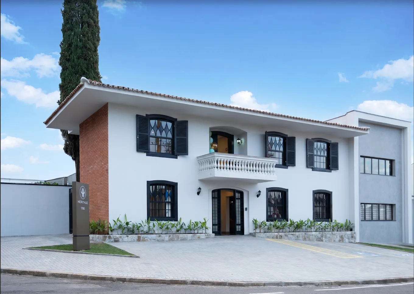 Fachada da Clínica Heritage, casarão branco de janelas escuras em Campinas